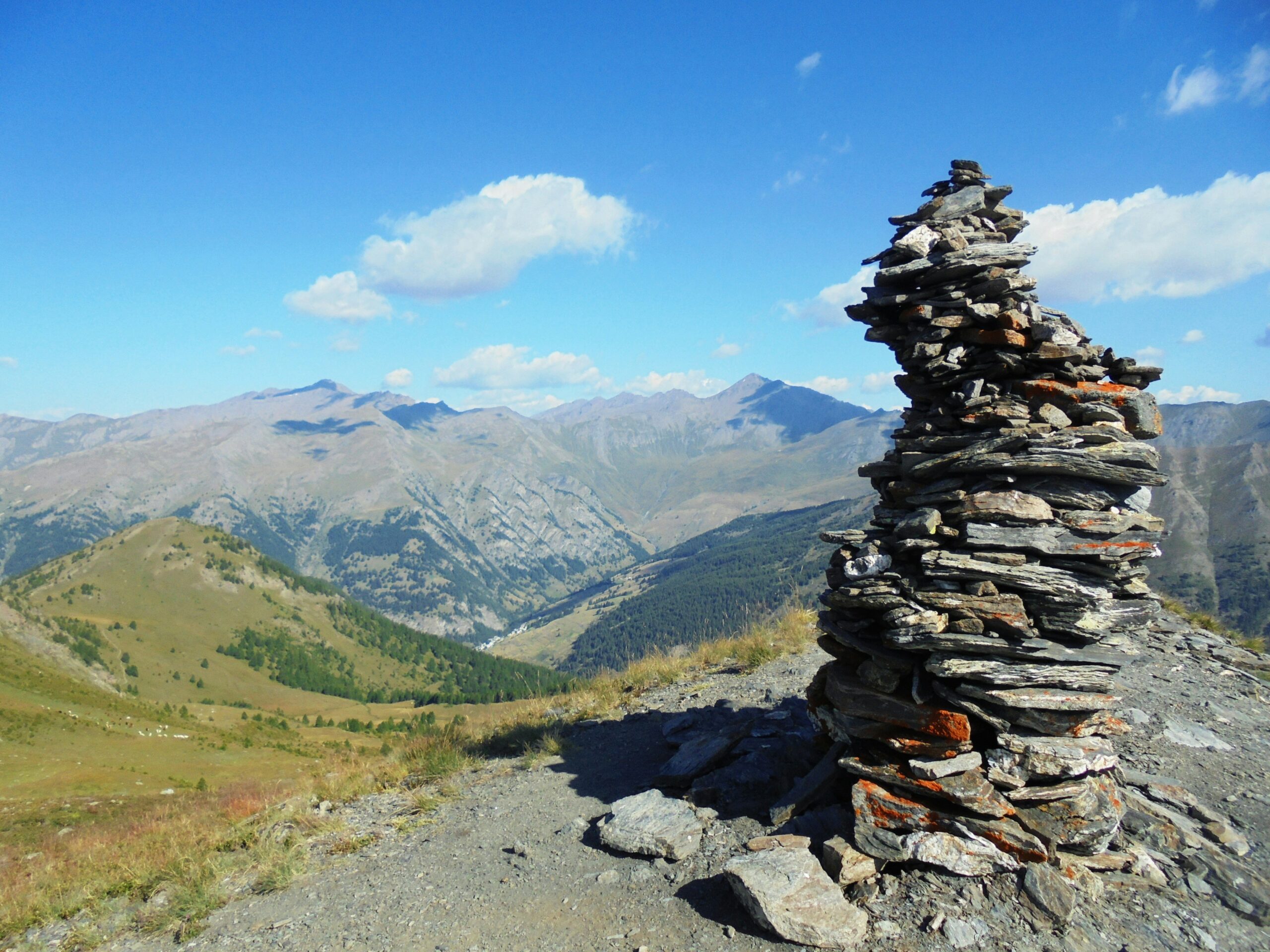 A cairn on the Gilly crest trail