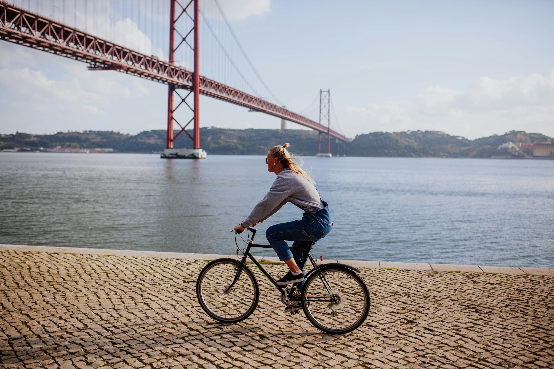 cyclist before the Golden Gate Bridge