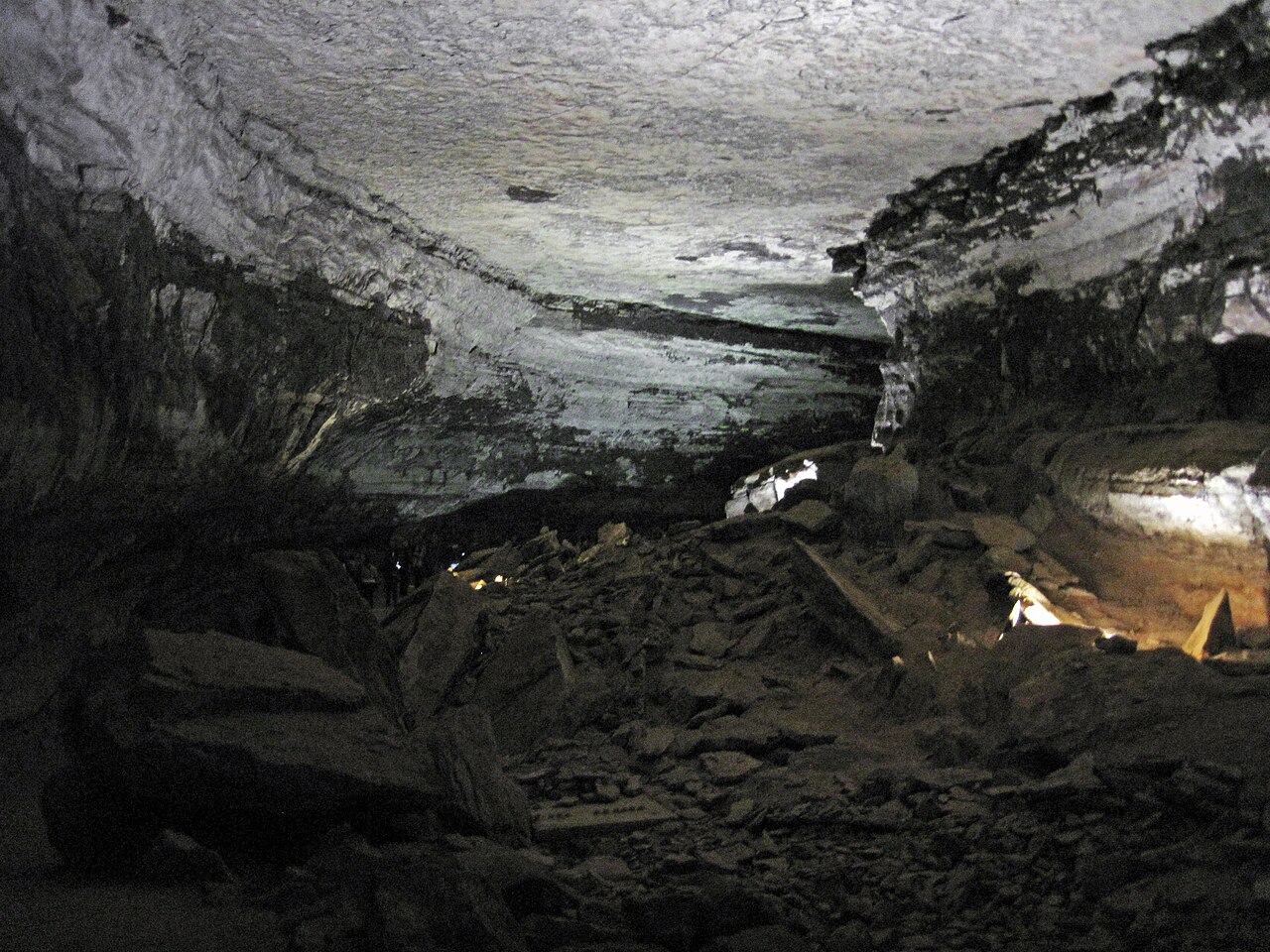 Giant_canyon_passage_(Main_Cave,_Mammoth_Cave,_Kentucky,_USA)